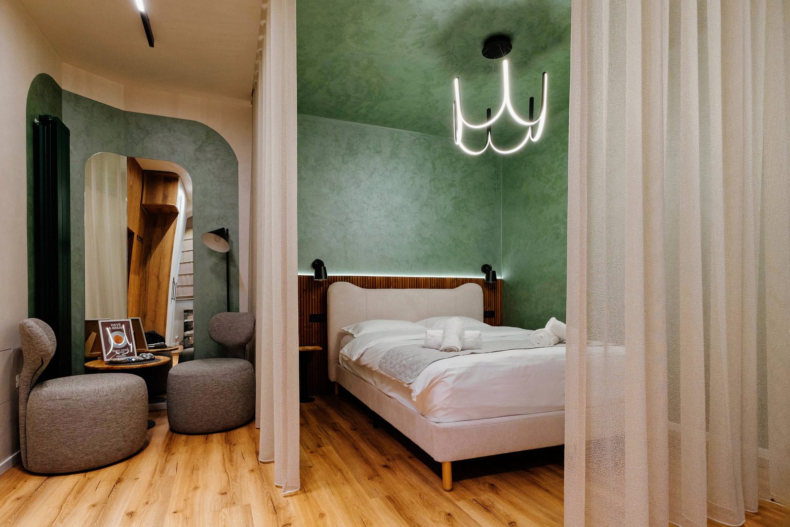 Bon Aparthotel Brasov Centru Vechi — zona de zi în Brașov, RO