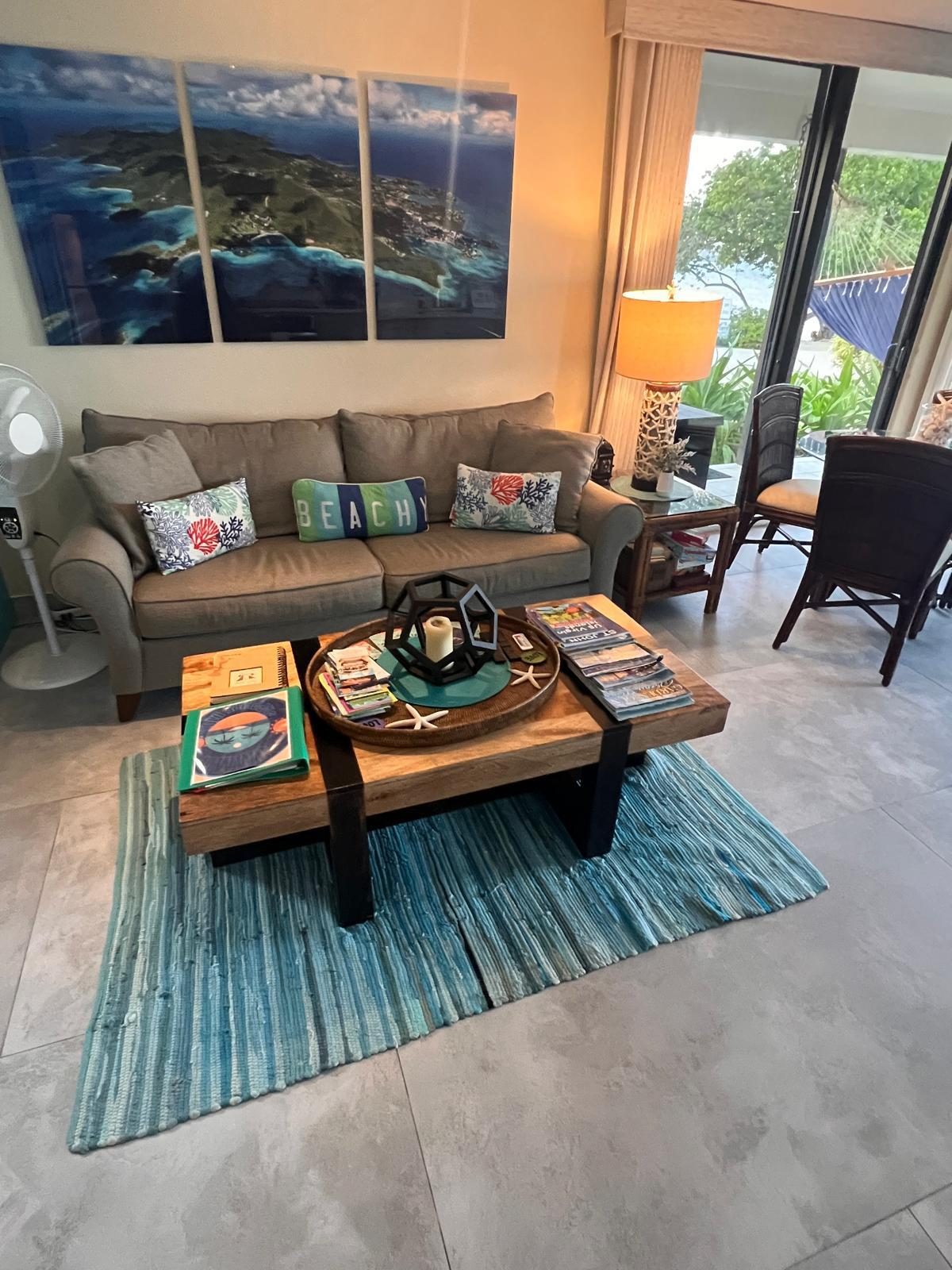 Luxurious Beachfront Condo Paradise At Your Toes — apartament în hotel în RO